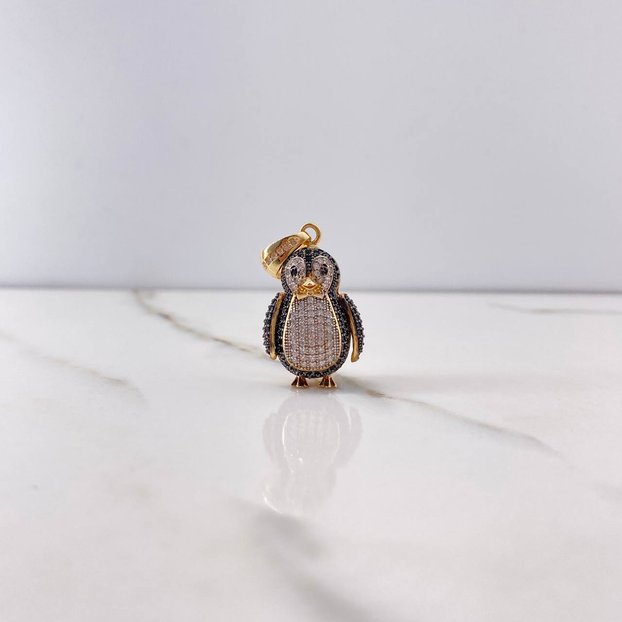 Dije Pingüino Articulado 6.85gr / 3cm / Circones Blancos Negros Corbatín Oro Amarillo $