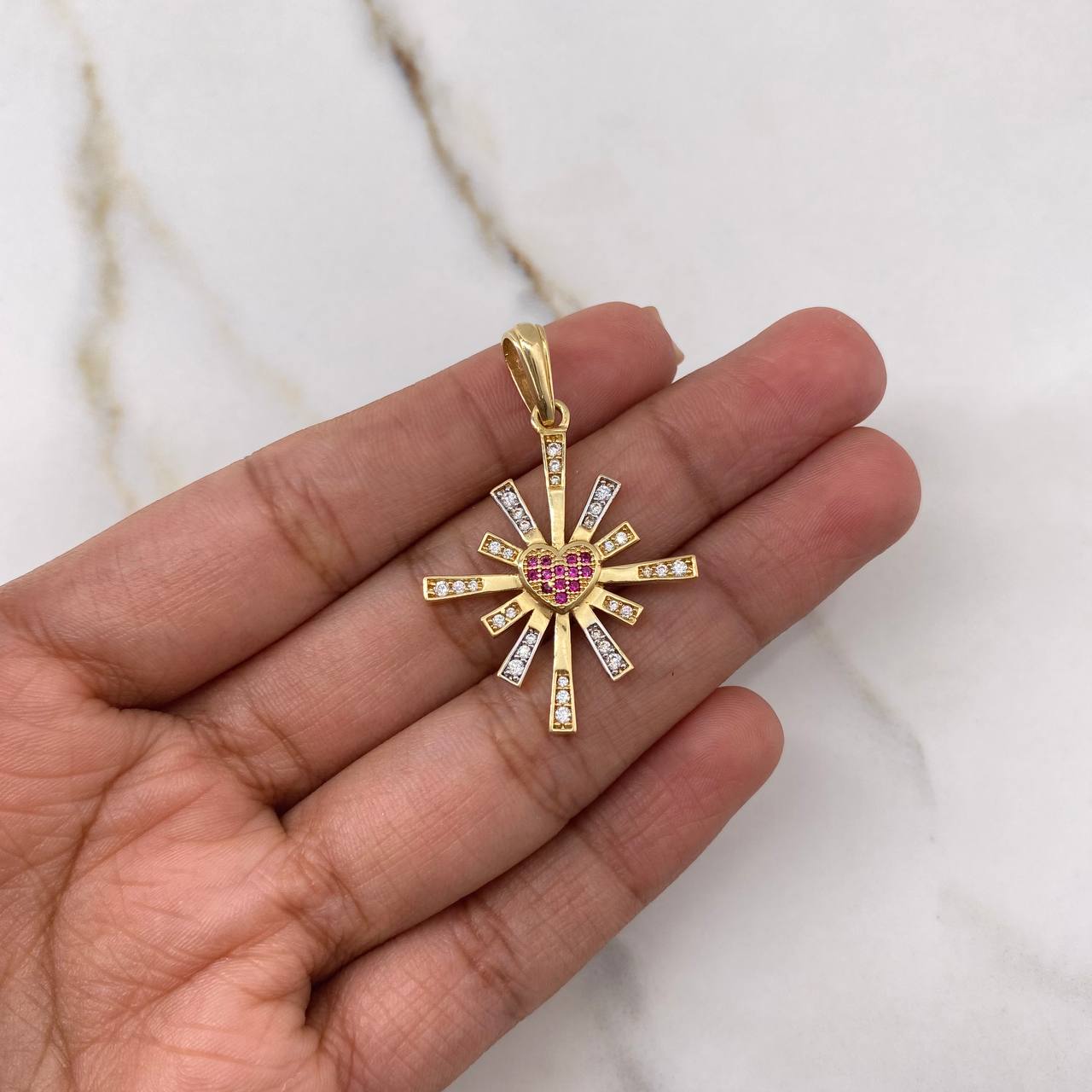 Dije Corazón Destellos 4.3gr / 3.6cm / Circones Blancos Fucsias Dos Oros Amarillo Blanco $