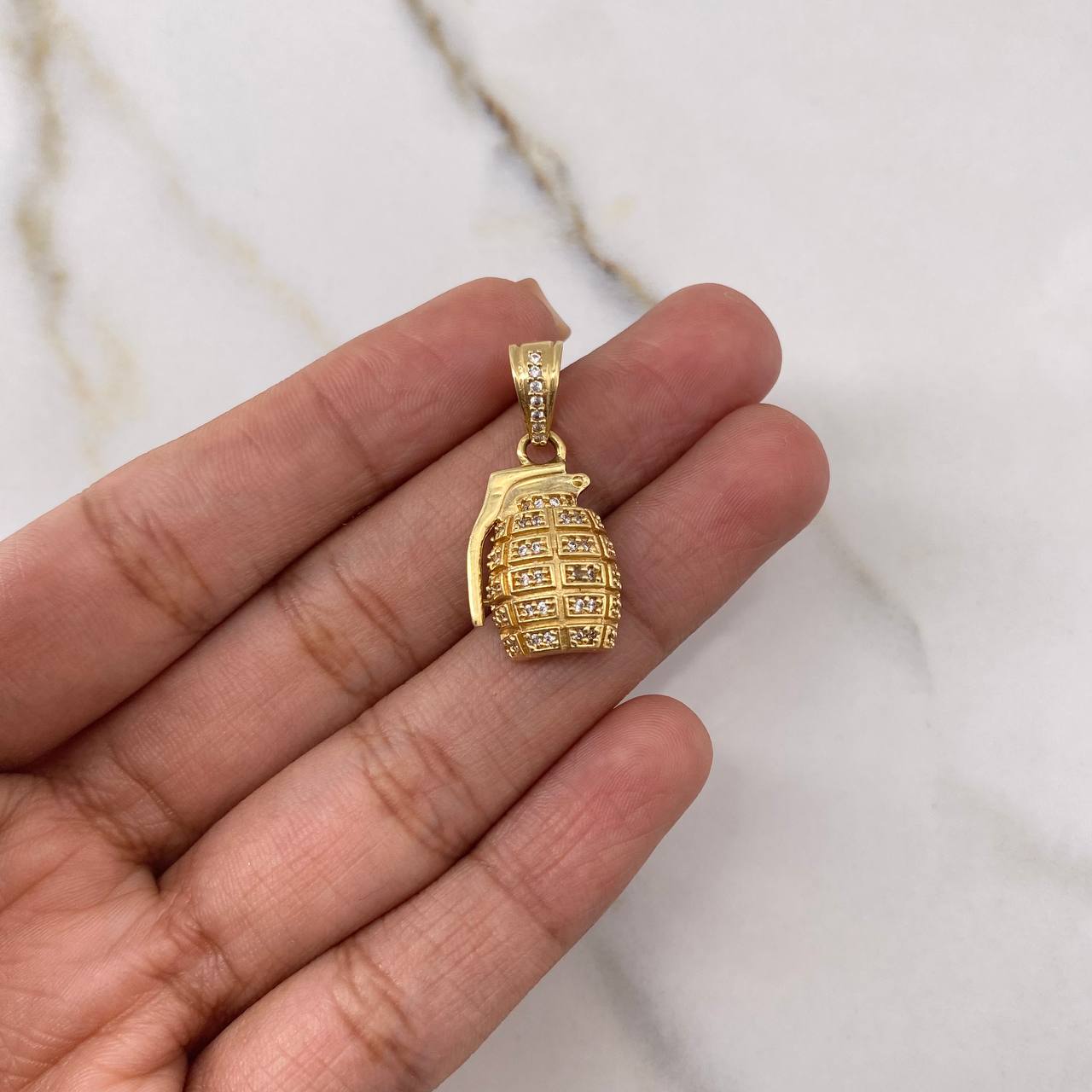 Dije Granada 4.75gr / 2.5cm / Cirocnes Blancos Oro Amarillo $