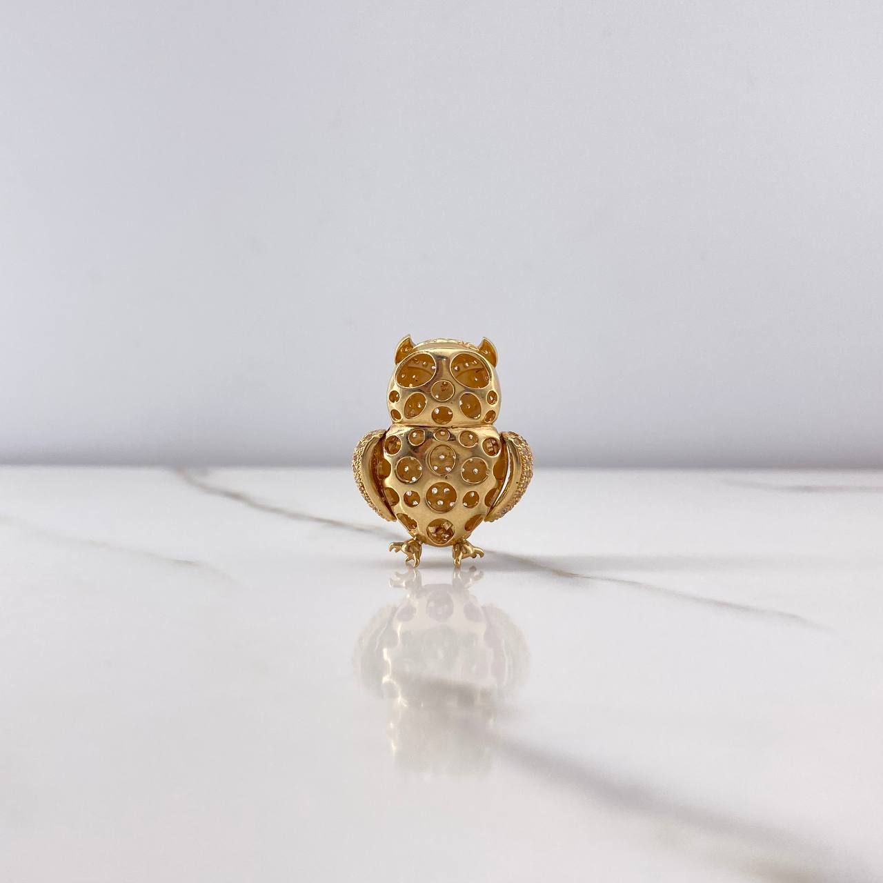 Dije Buho 8.55gr / 2.3cm / Circones Blancos Azules Oro Amarillo $