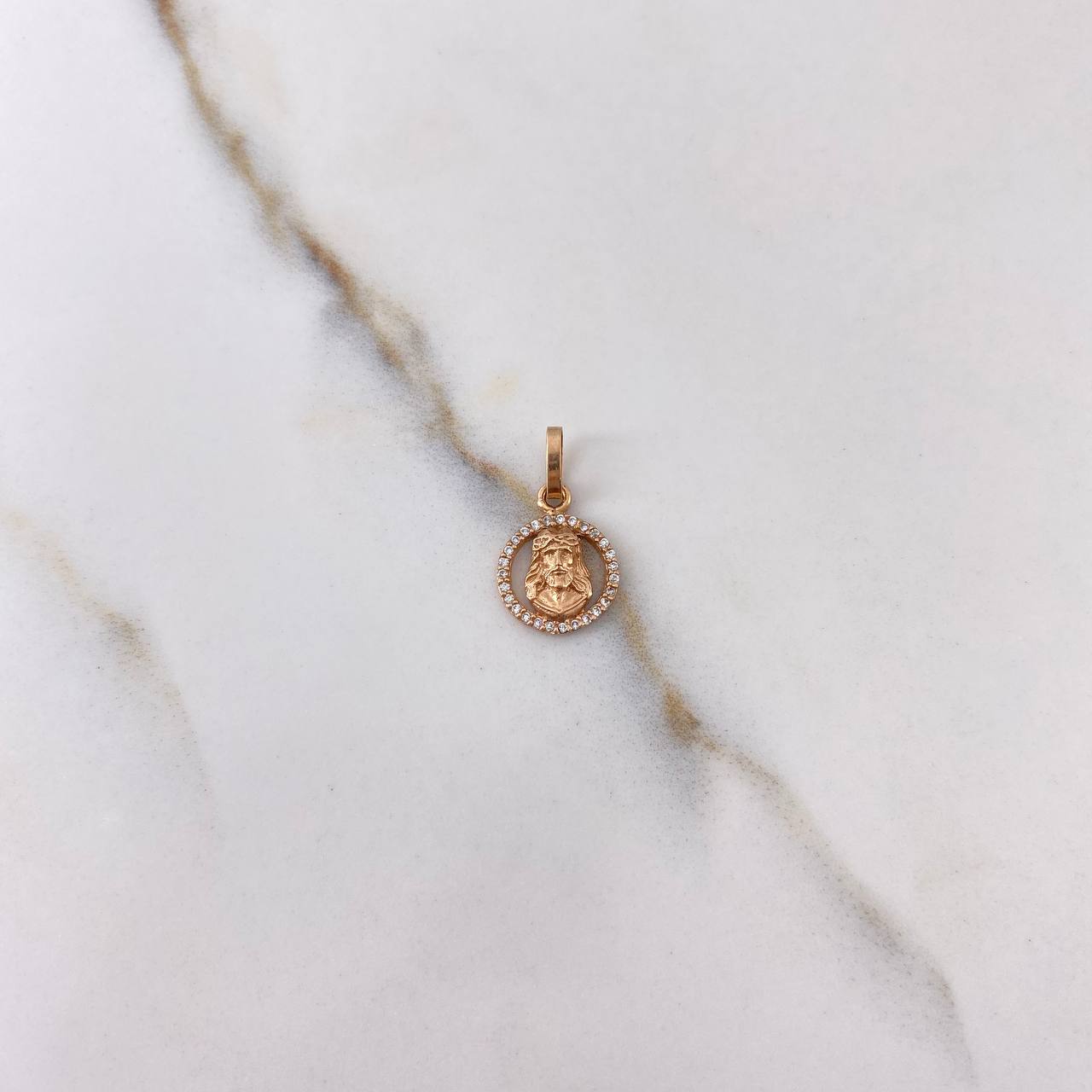 Dije Rostro de Cristo 0.75gr / 1.5cm / Circones Blancos Oro Rosa $