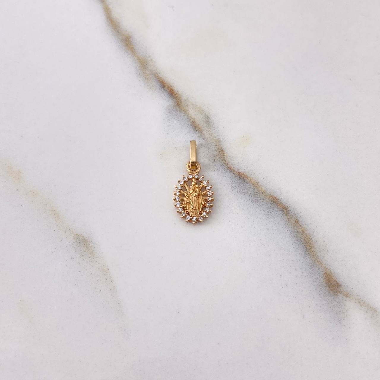 Dije Virgen del Carmen 0.65gr / 1.5cm / Circones Blancos Oro Amarillo $