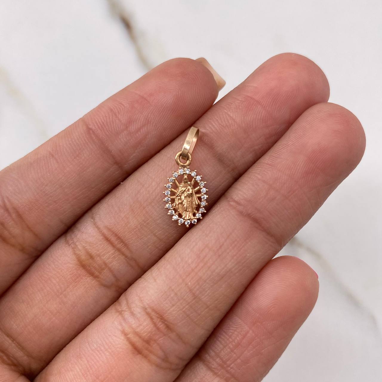 Dije Virgen del Carmen 0.55gr / 1.5cm / Circones Blancos Oro Rosa $