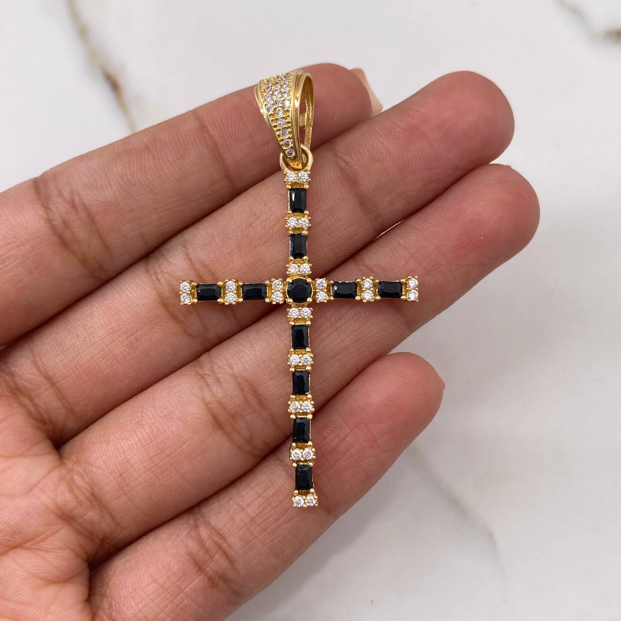Dije Cruz 4.8gr / 5cm / Circones Negros Blancos Oro Amarillo $