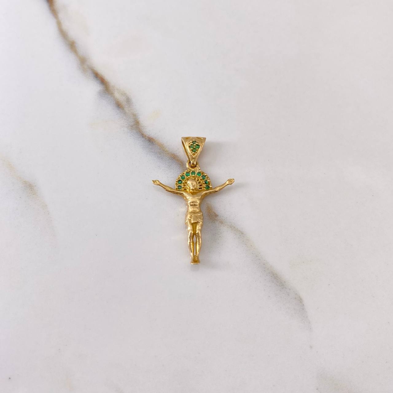 Dije Cristo 2.95gr / 3cm / Circones Verdes Oro Amarillo $