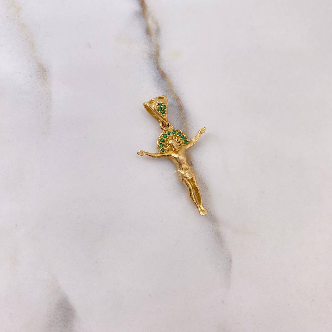Dije Cristo 2.95gr / 3cm / Circones Verdes Oro Amarillo $