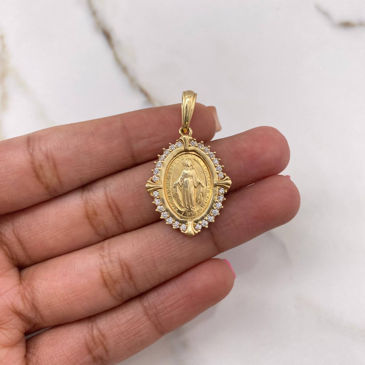 Dije Virgen Milagrosa 5.05gr / 3.3cm / Circones Blancos Oro Amarillo $