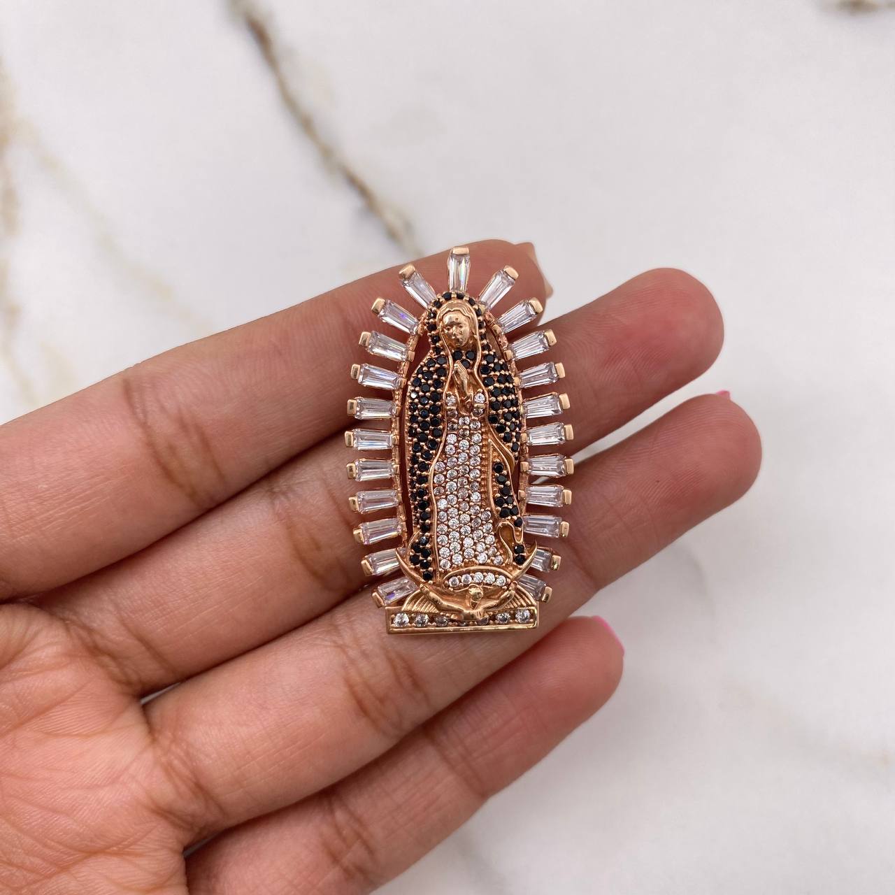 Dije Virgen De Guadalupe 10.95gr / 3.5cm / Circones Blancos Negros Oro Rosa $