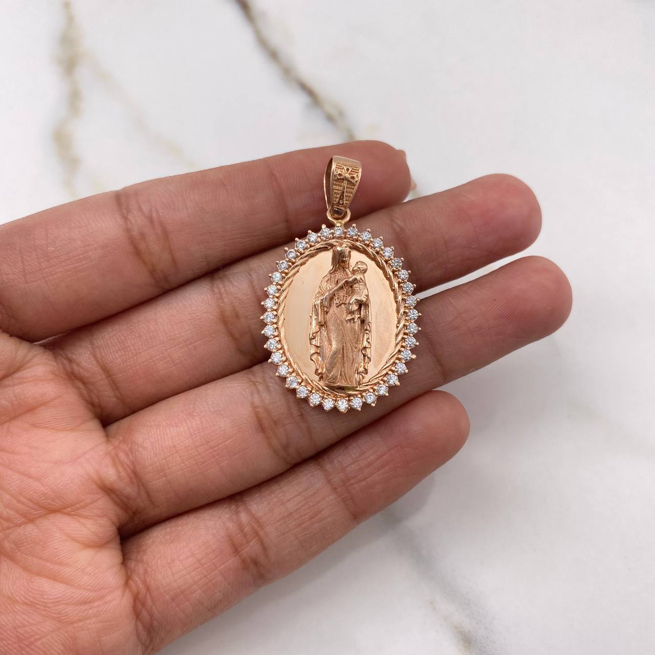 Dije Virgen del Carmen 8.55gr / 3.5cm / Circones Blancos Oro Rosa $