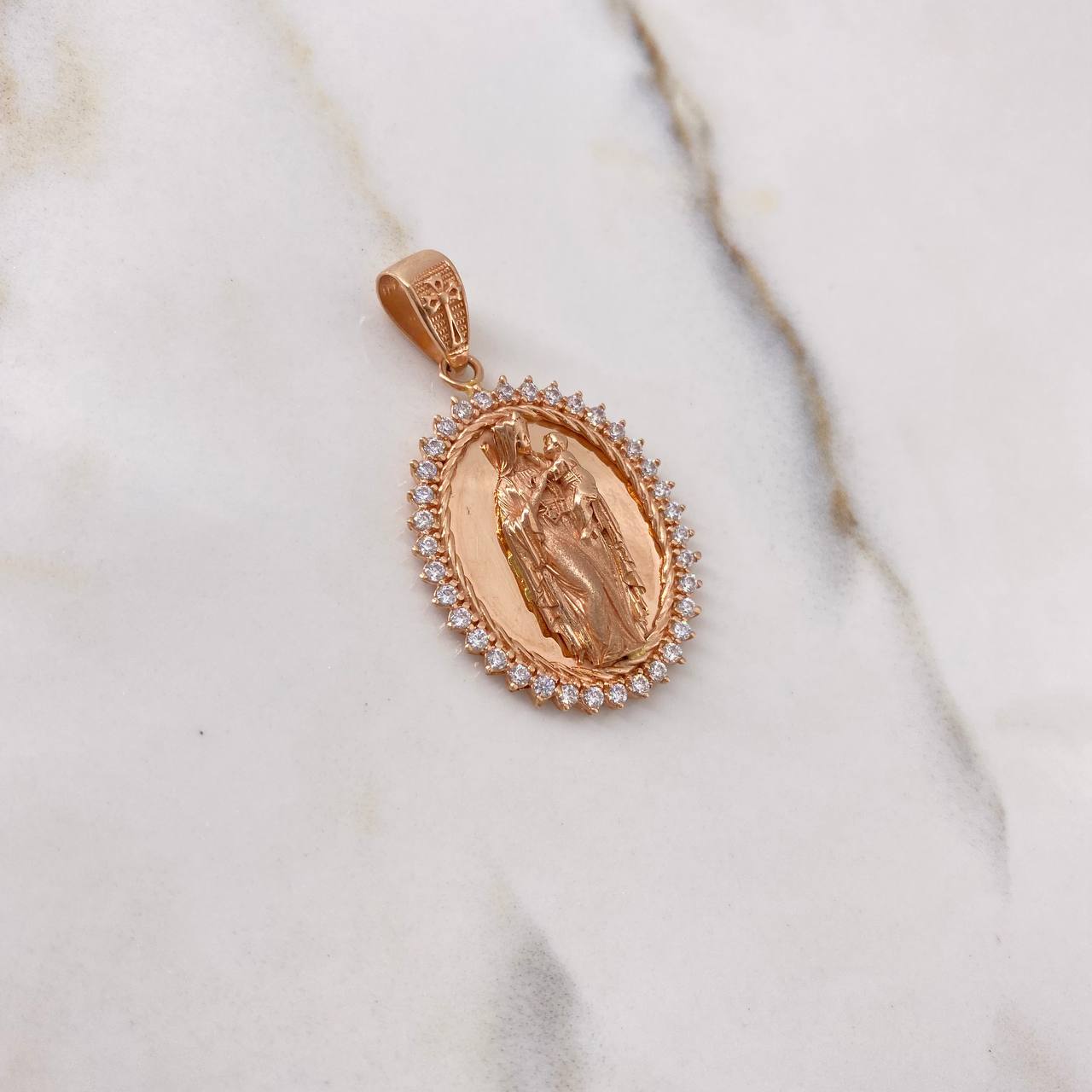 Dije Virgen del Carmen 8.55gr / 3.5cm / Circones Blancos Oro Rosa $
