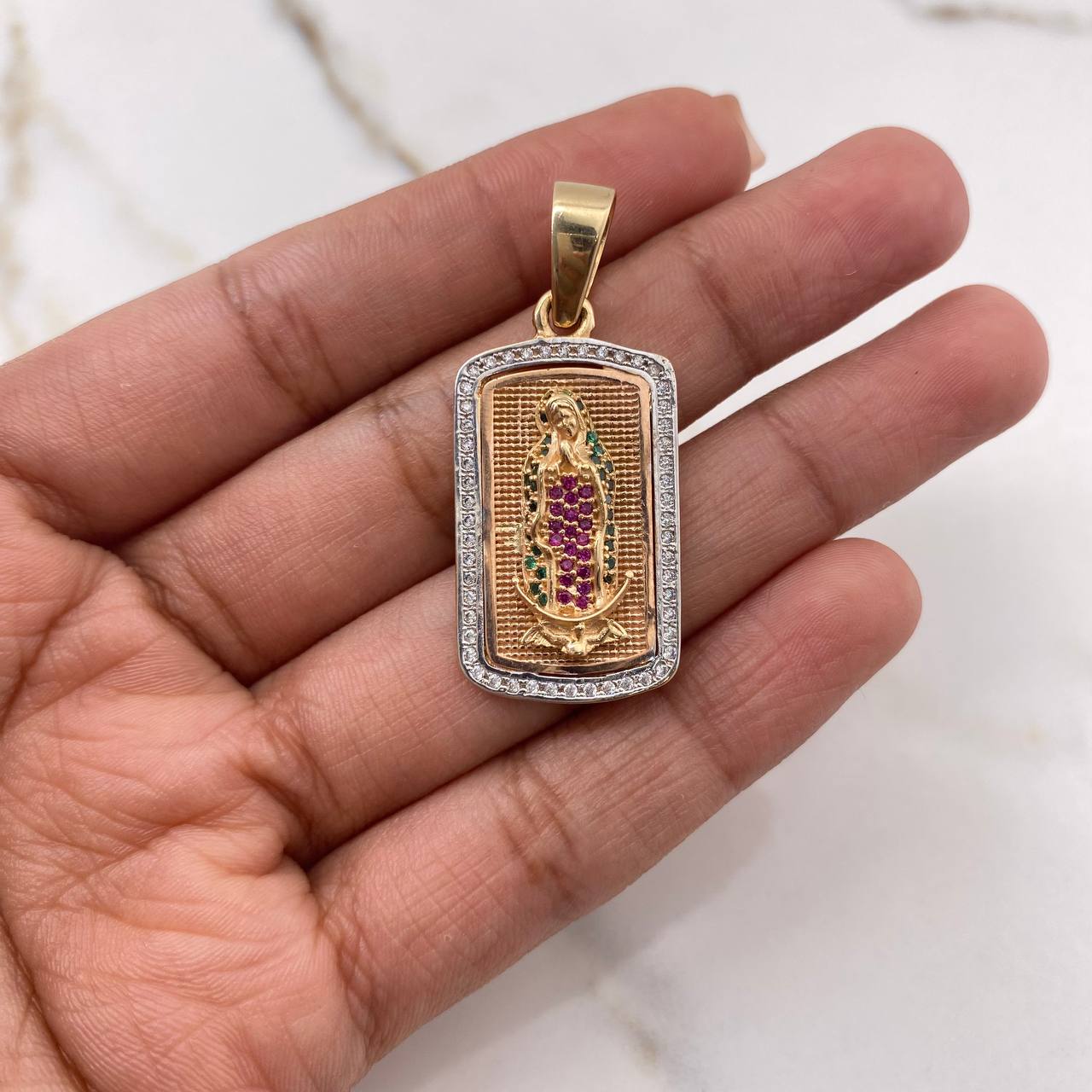 Dije Placa Virgen de Guadalupe 8.2gr / 3.5cm / Circones Fucsias Verdes Blancos Tres Oros $