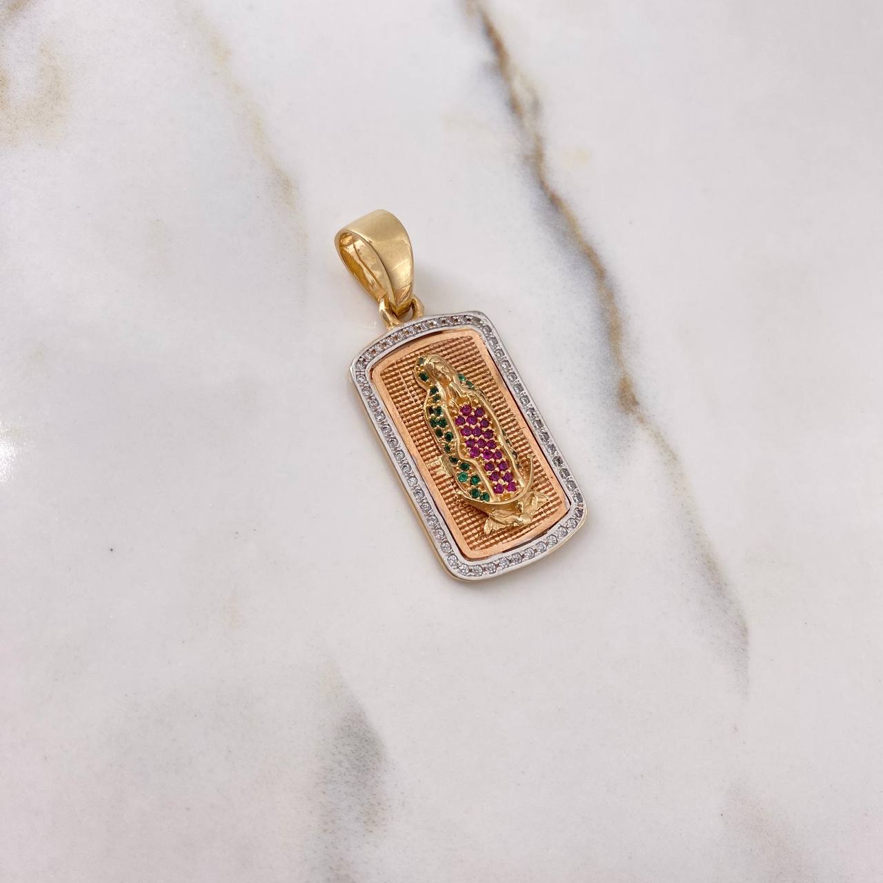 Dije Placa Virgen de Guadalupe 8.2gr / 3.5cm / Circones Fucsias Verdes Blancos Tres Oros $