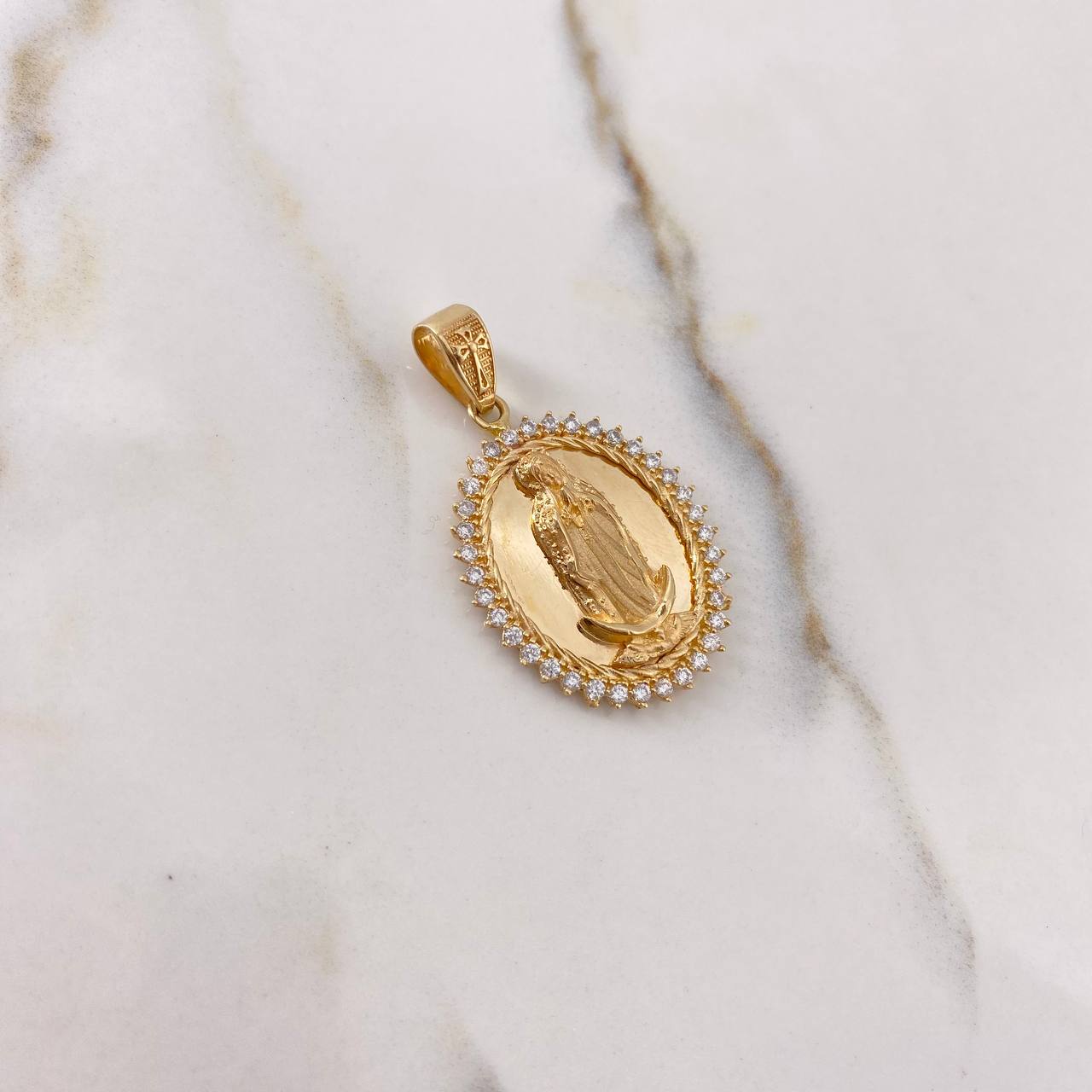 Dije Virgen de Guadalupe 9.6gr / 3.5cm / Circones Blancos Oro Amarillo $