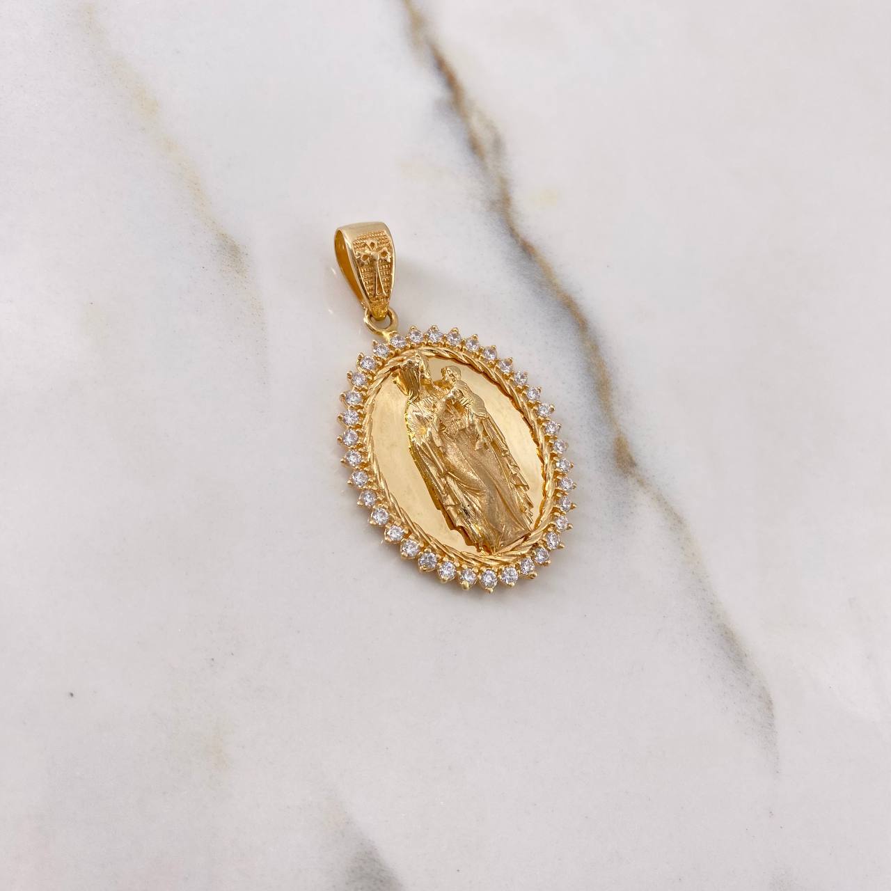 Dije Virgen del Carmen 8.6gr / 3.5cm / Circones Blancos Oro Amarillo $