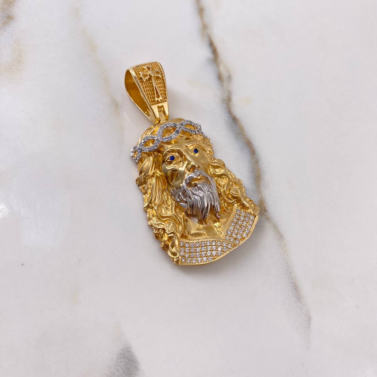 Dije Rostro de Cristo 15.6gr / 4.5cm / Circones Blancos Azules Dos Oros Amarillo Blanco $