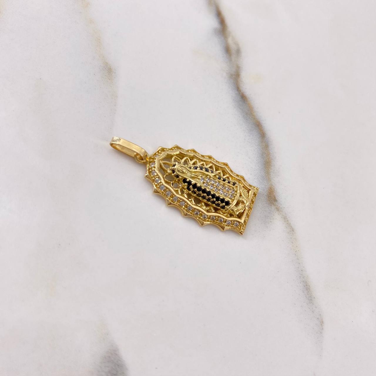 Dije Virgen de Guadalupe 4.35gr / 3cm / Circones Blancos Negros Oro Amarillo $