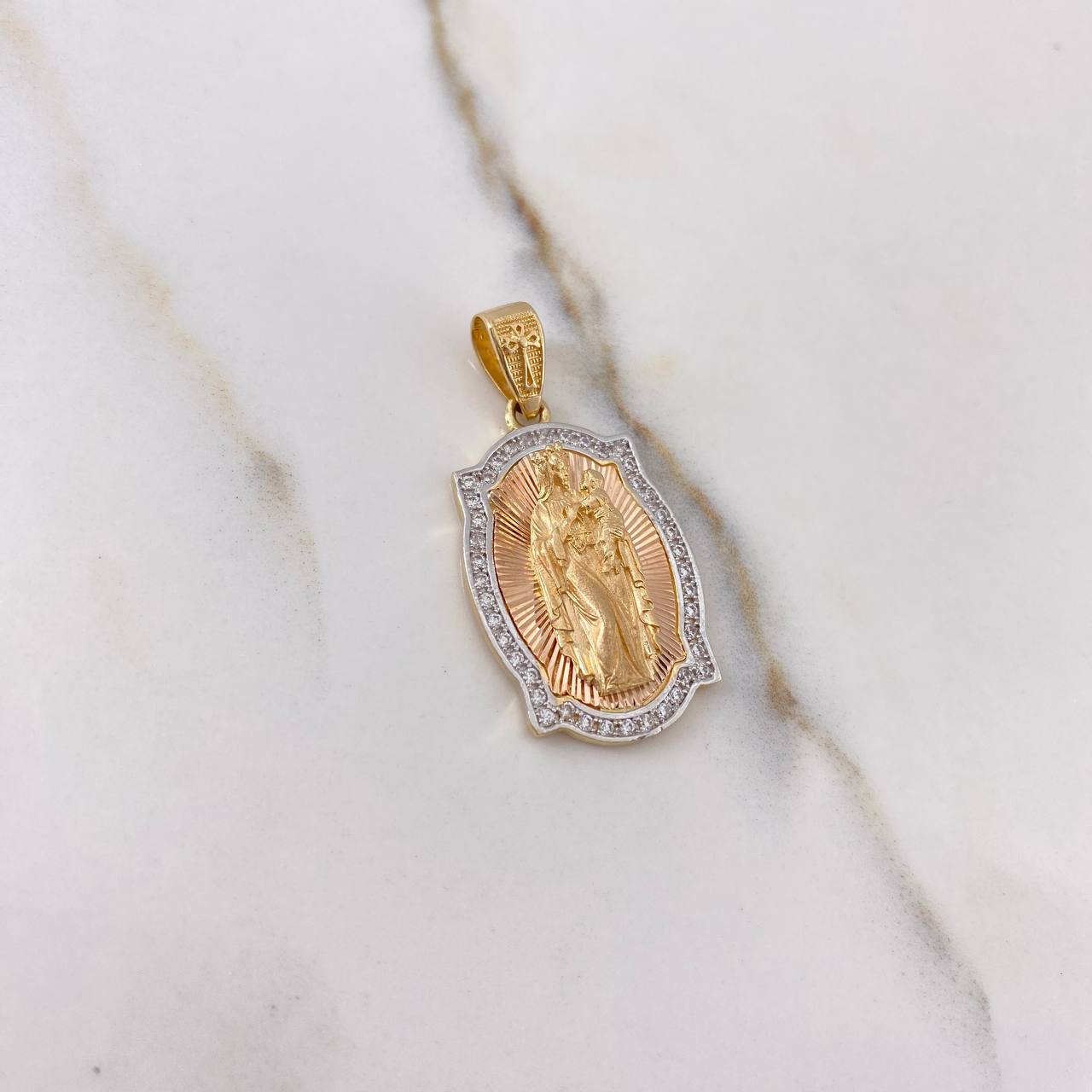 Dije Virgen del Carmen 7.1gr / 3.5cm / Circones Blancos Tres Oros $