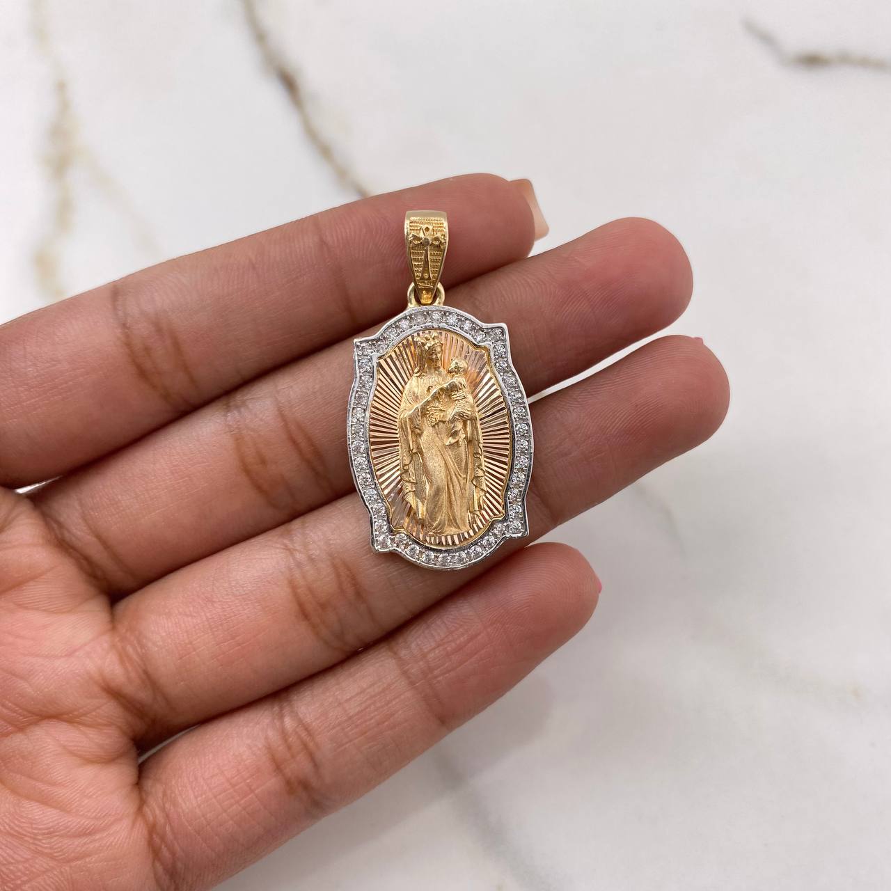 Dije Virgen del Carmen 7.1gr / 3.5cm / Circones Blancos Tres Oros $