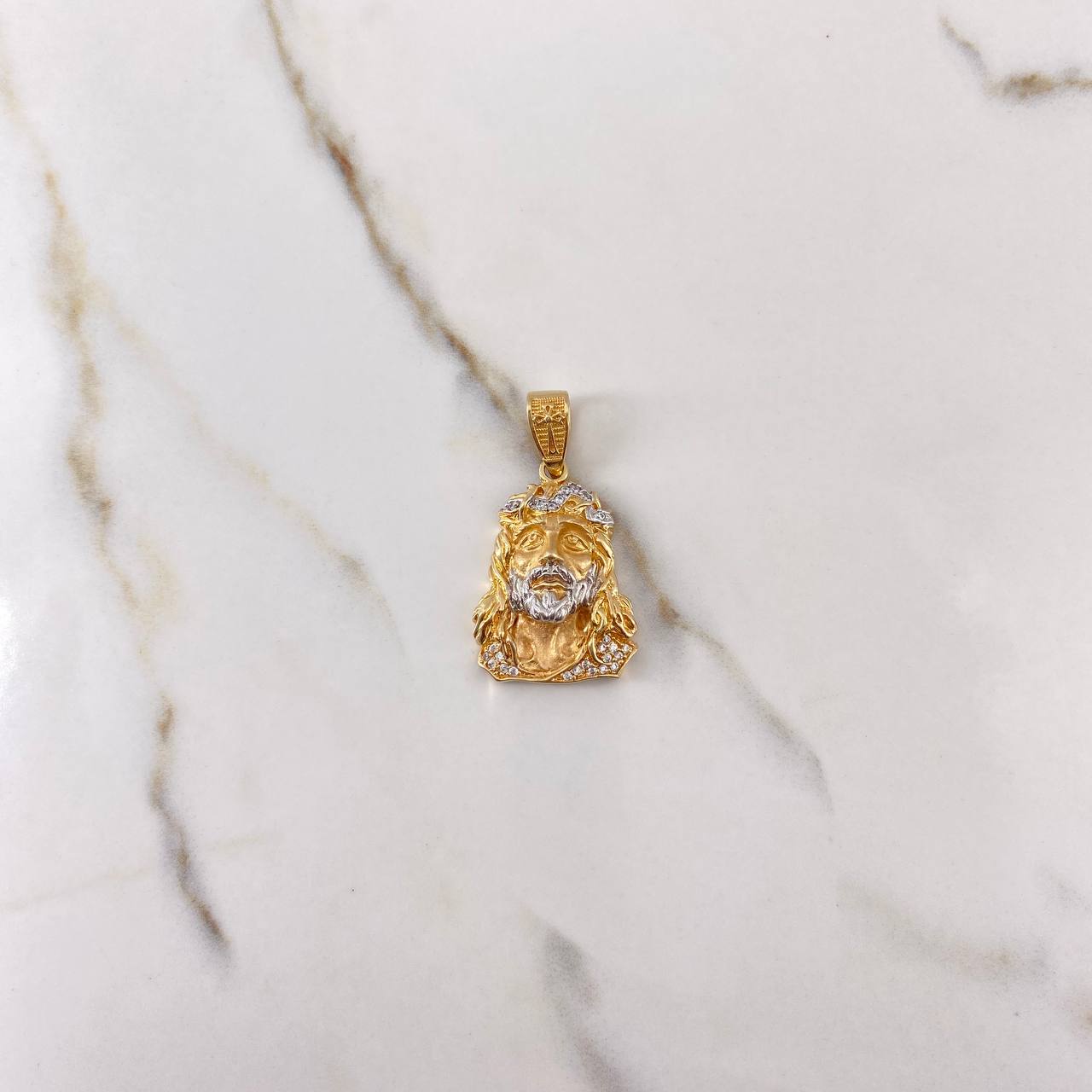 Dije Rostro de Cristo 9.1gr / 4cm / Circones Blancos Dos Oros Amarillo Blanco $