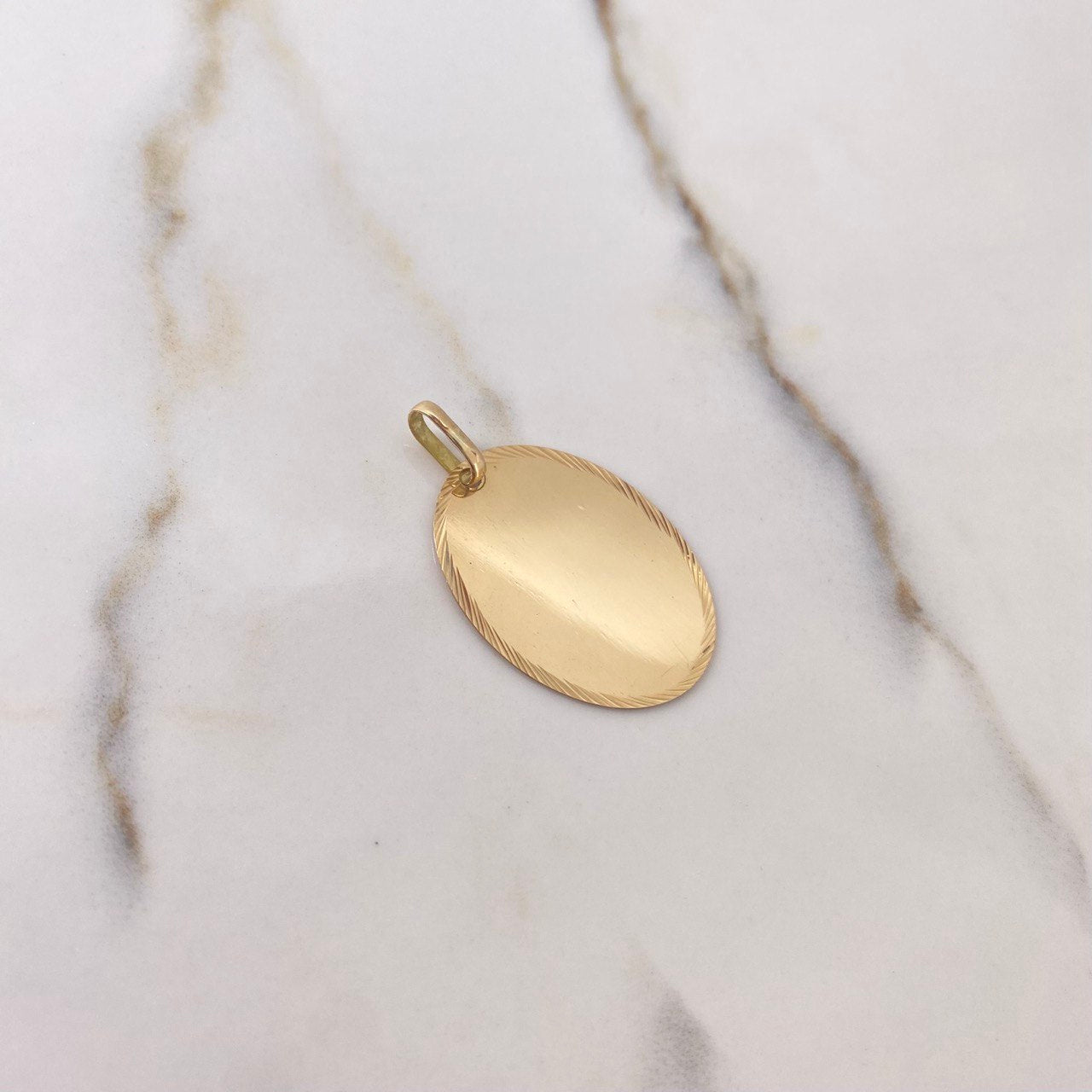 Dije Placa Ovalada 2.9gr / 3.5cm / 28mm-21mm Bordes Diamantados Oro Amarillo $