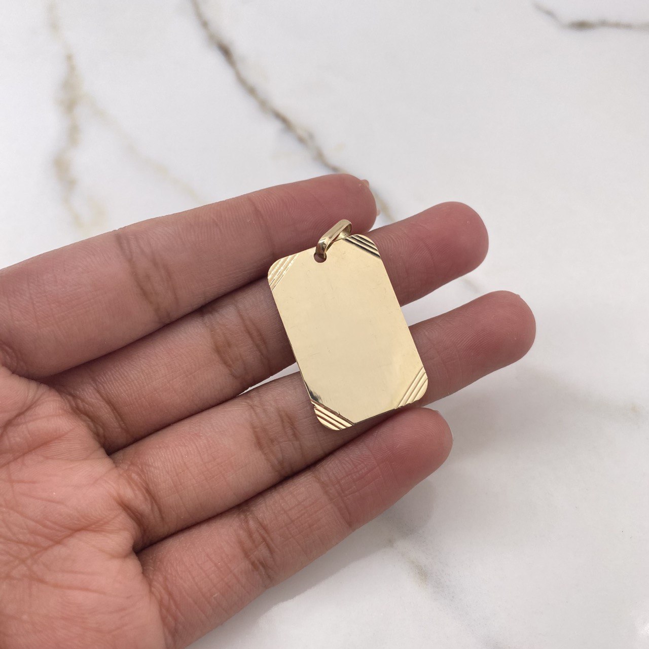 Dije Placa Rectangular 3.6gr / 3.5cm / 28mm-18mm Esquinas Diamantadas Oro Amarillo $