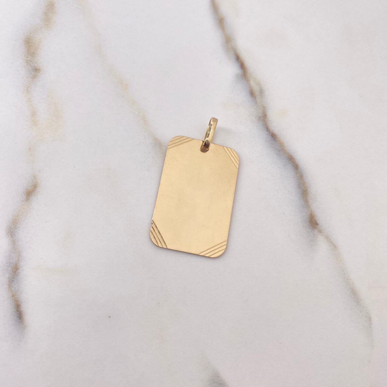 Dije Placa Rectangular 3.6gr / 3.5cm / 28mm-18mm Esquinas Diamantadas Oro Amarillo $