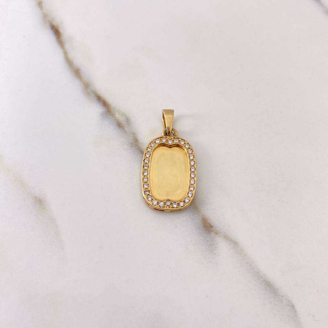Dije Placa 4.75gr / 3cm / Circones Blancos Oro Amarillo $