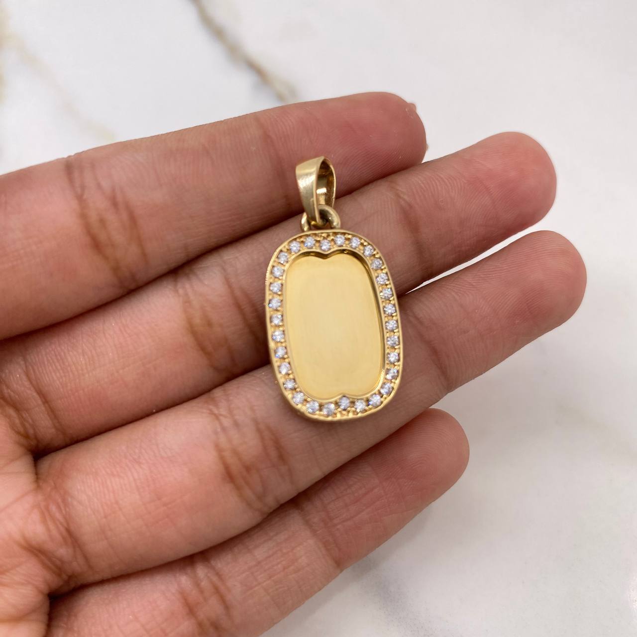 Dije Placa 4.75gr / 3cm / Circones Blancos Oro Amarillo $