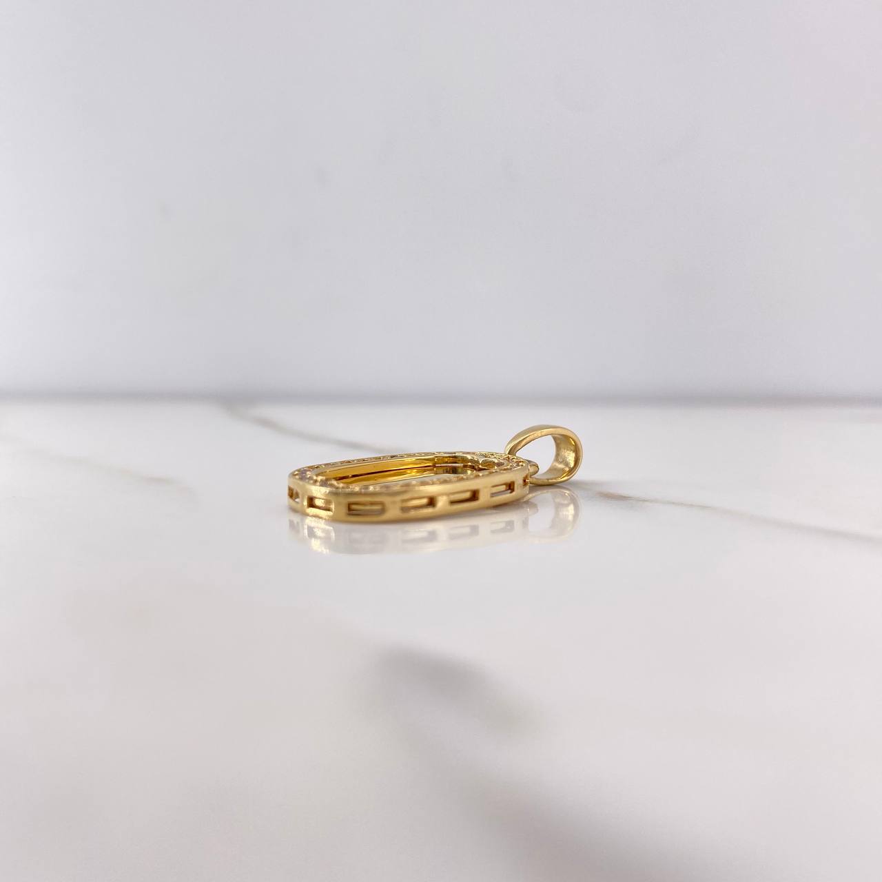 Dije Placa 4.75gr / 3cm / Circones Blancos Oro Amarillo $