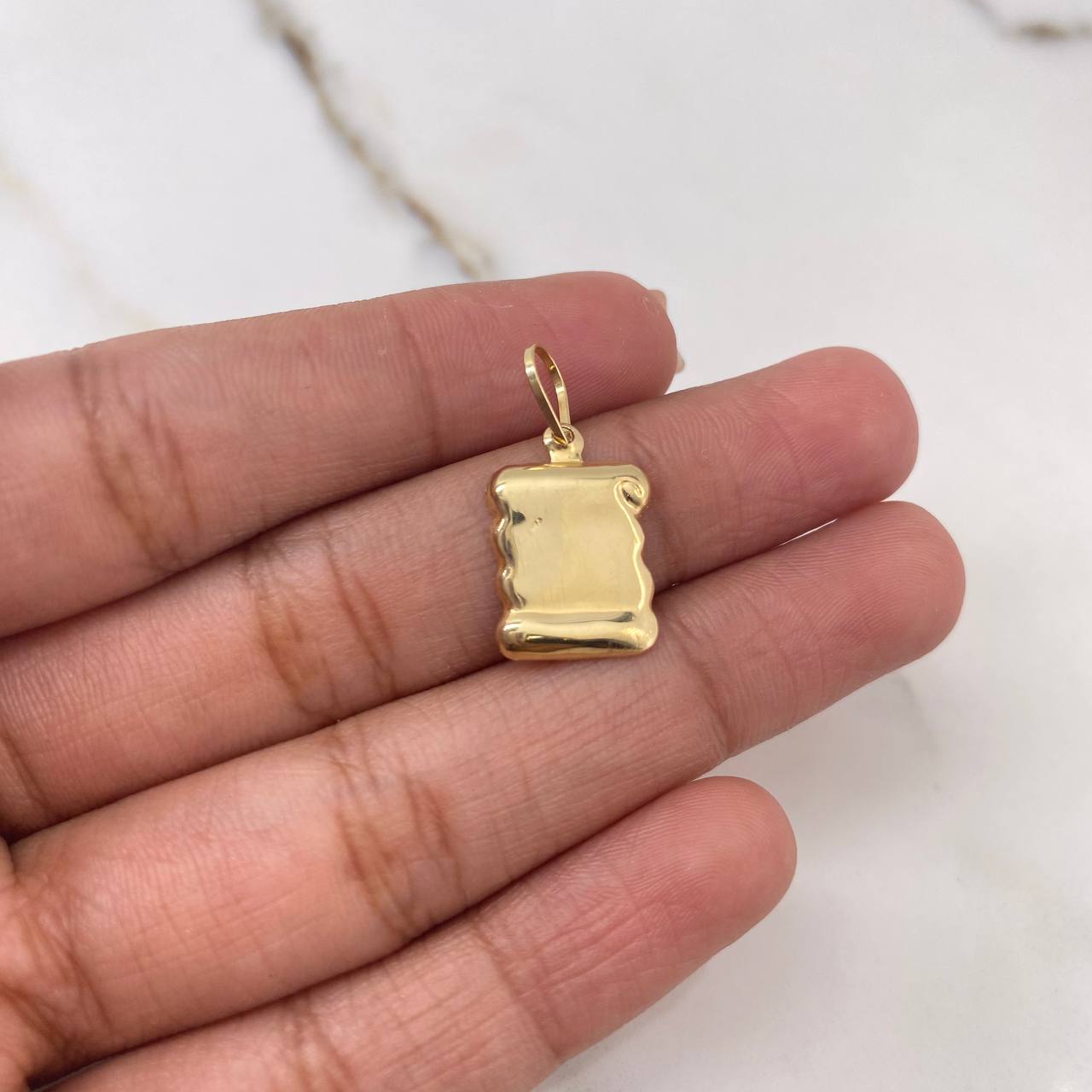 Dije Placa Pergamino 0.7gr / 2.2cm / 13mm-10mm Liso Oro Amarillo $