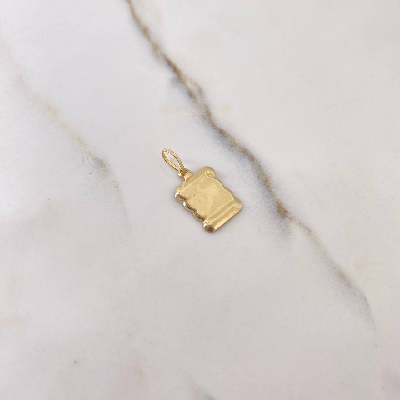 Dije Placa Pergamino 0.7gr / 2.2cm / 13mm-10mm Liso Oro Amarillo $
