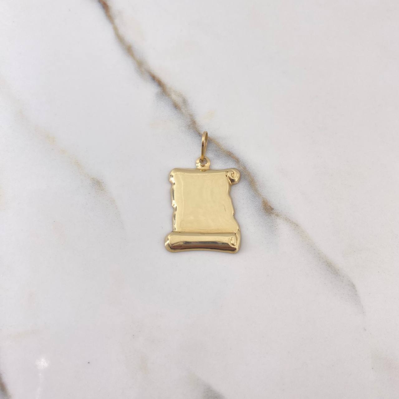 Dije Placa Pergamino 1.65gr / 3.1cm - 1.9*2.2cm / Oro Amarillo 18K #