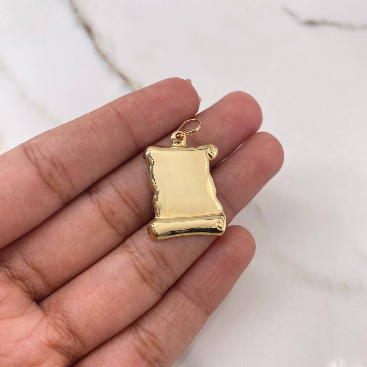 Dije Placa Pergamino 1.65gr / 3.1cm - 1.9*2.2cm / Oro Amarillo 18K #