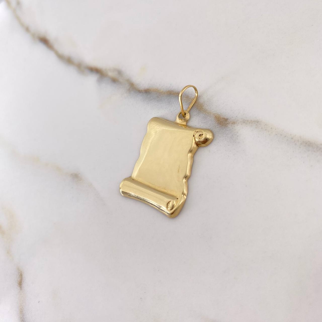 Dije Placa Pergamino 1.65gr / 3.1cm - 1.9*2.2cm / Oro Amarillo 18K #