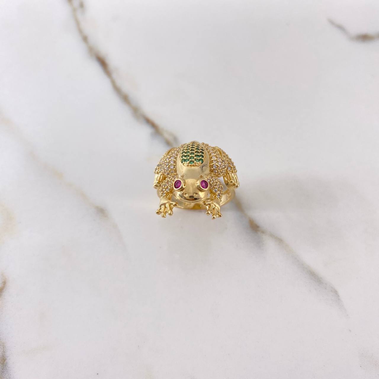 Anillo Rana 8.7gr / T7 1/2 / Circones Blancos Verdes Fuscias Oro Amarillo $
