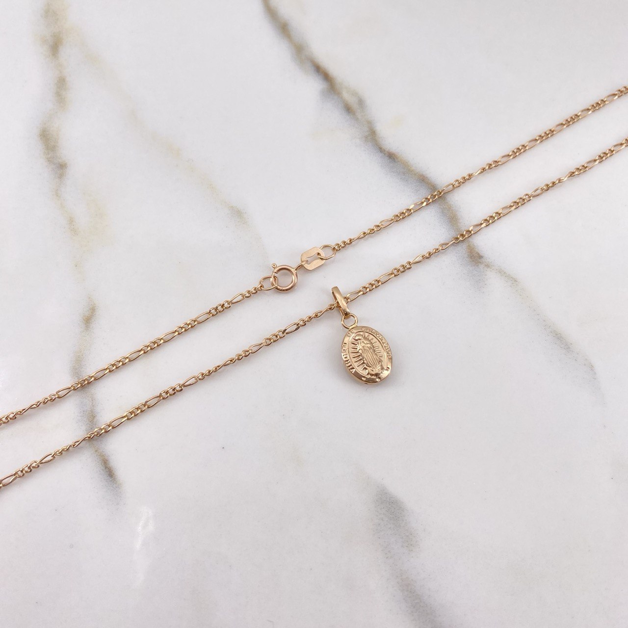 Cadena Figaro 1.3gr / 45cm + Dije Virgen De Guadalupe Troquelado 0.4gr / 1.6cm / Oro Rosa (Oferta) $