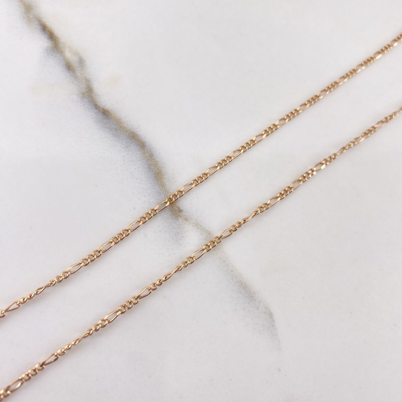 Cadena Figaro 1.4gr / 45cm + Dije Oso Ts Liso 0.3gr / 1.5cm  / Oro Rosa (Oferta) $