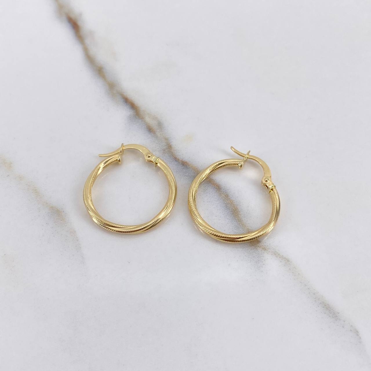 Candongas Lola 1.4gr / 2.3cm / Rayadas Oro Amarillo $