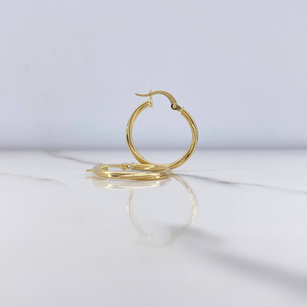 Candongas Lola 1.4gr / 2.3cm / Rayadas Oro Amarillo $