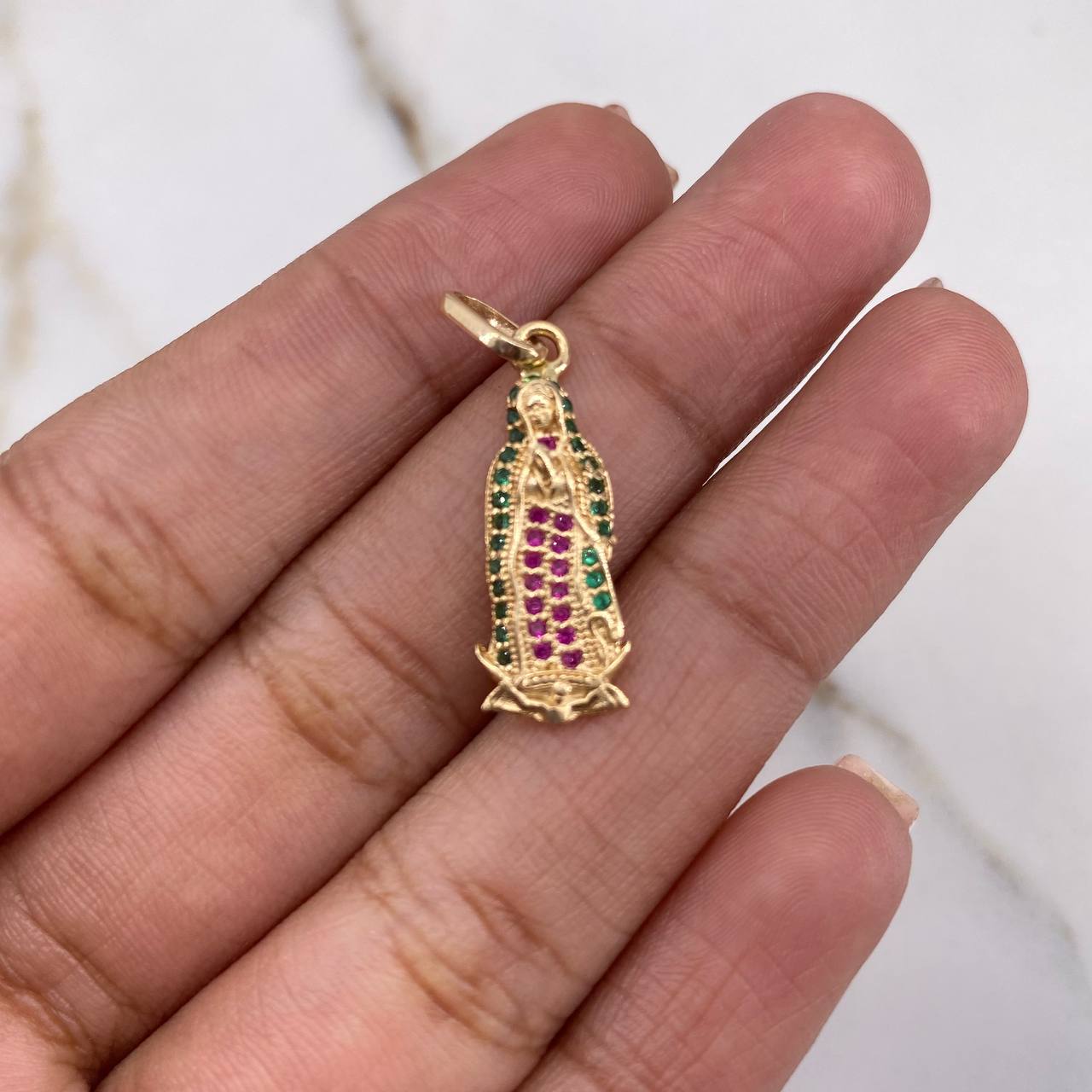 Dije Virgen De Guadalupe 1.8gr / 2.7cm / Circones Verdes Fucsias Oro Amarillo $