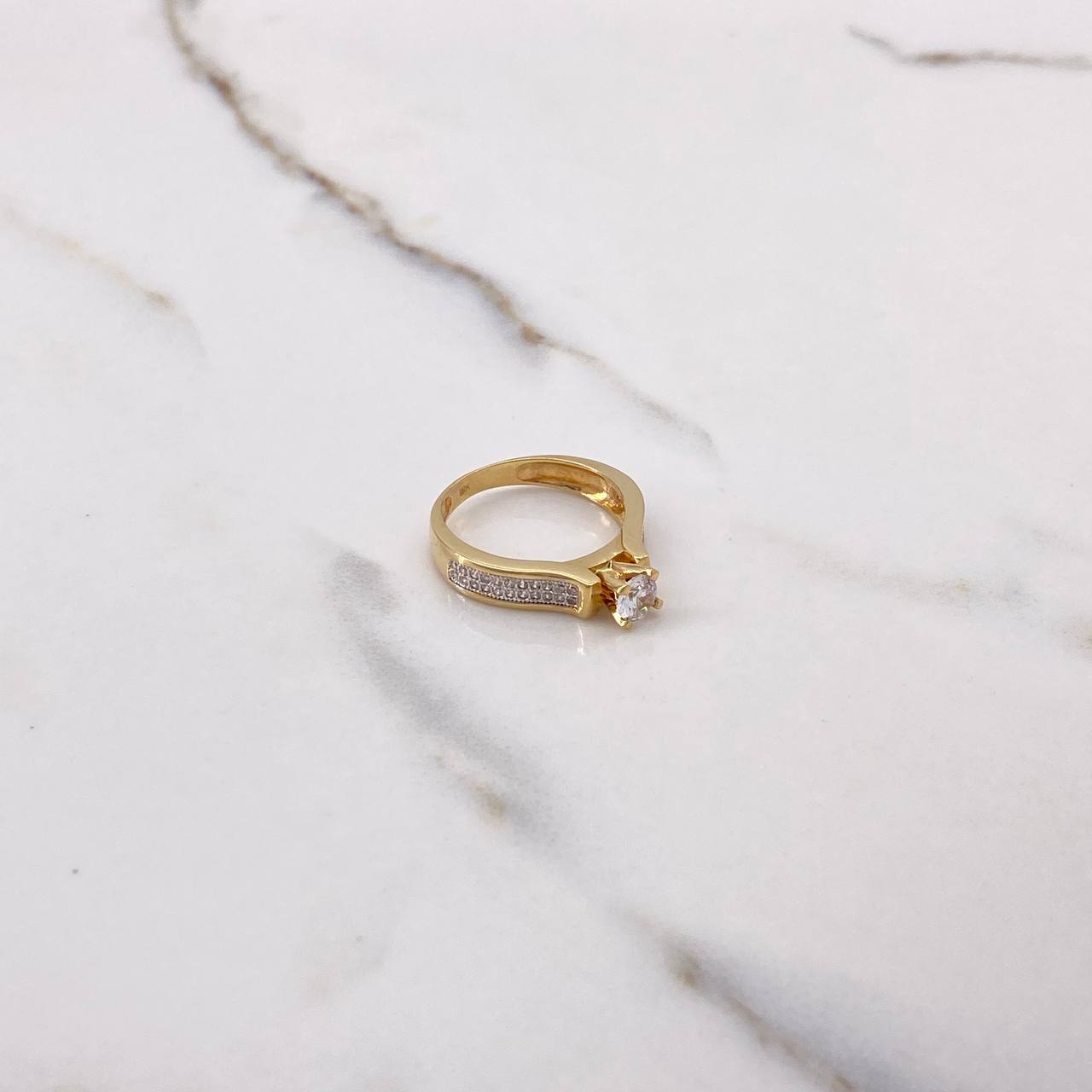 Anillo Puente  4.15gr / T6 1/4 / Solitario Circones Blancos  Oro Amarillo$