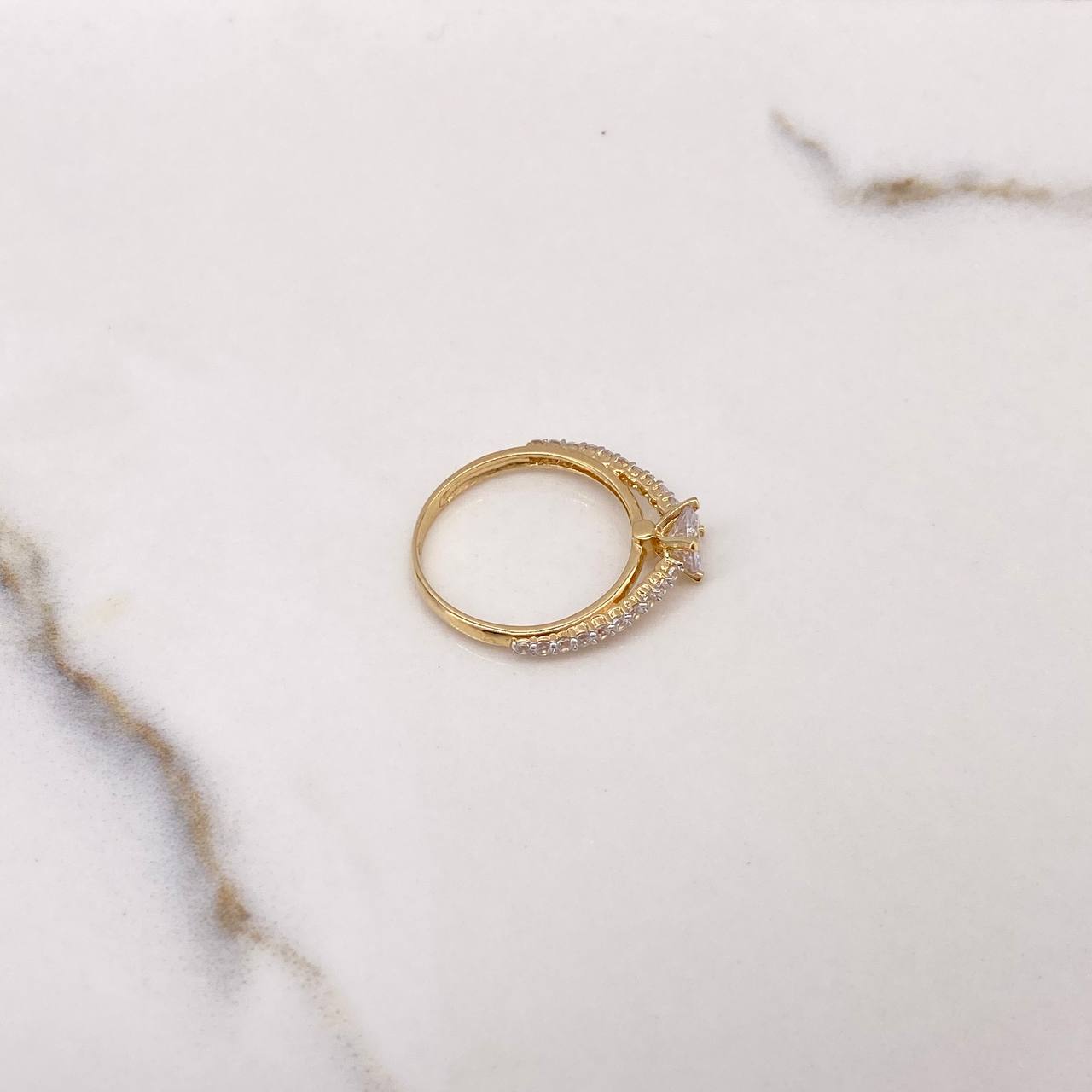 Anillo Solitario Doble Linea 2.5gr / T7 / Circones Blancos Oro Amarillo $