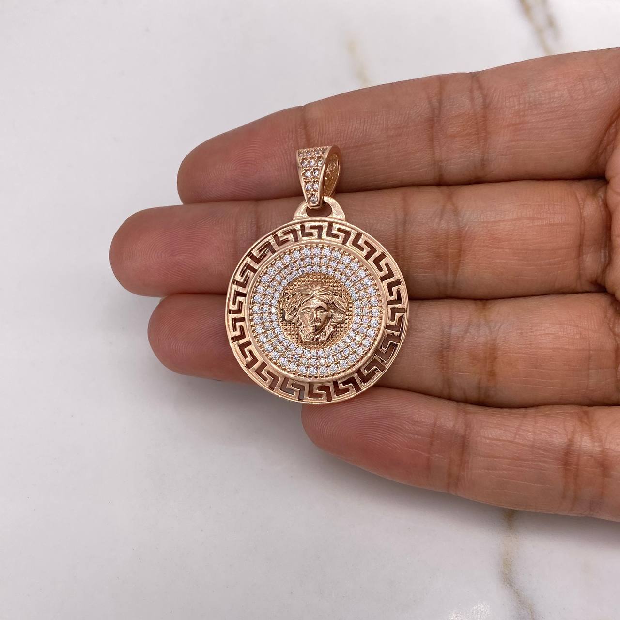 Dije Medalla Medusa Tribal 6.7gr / 3.7cm / Circones Blancos Oro Rosa $