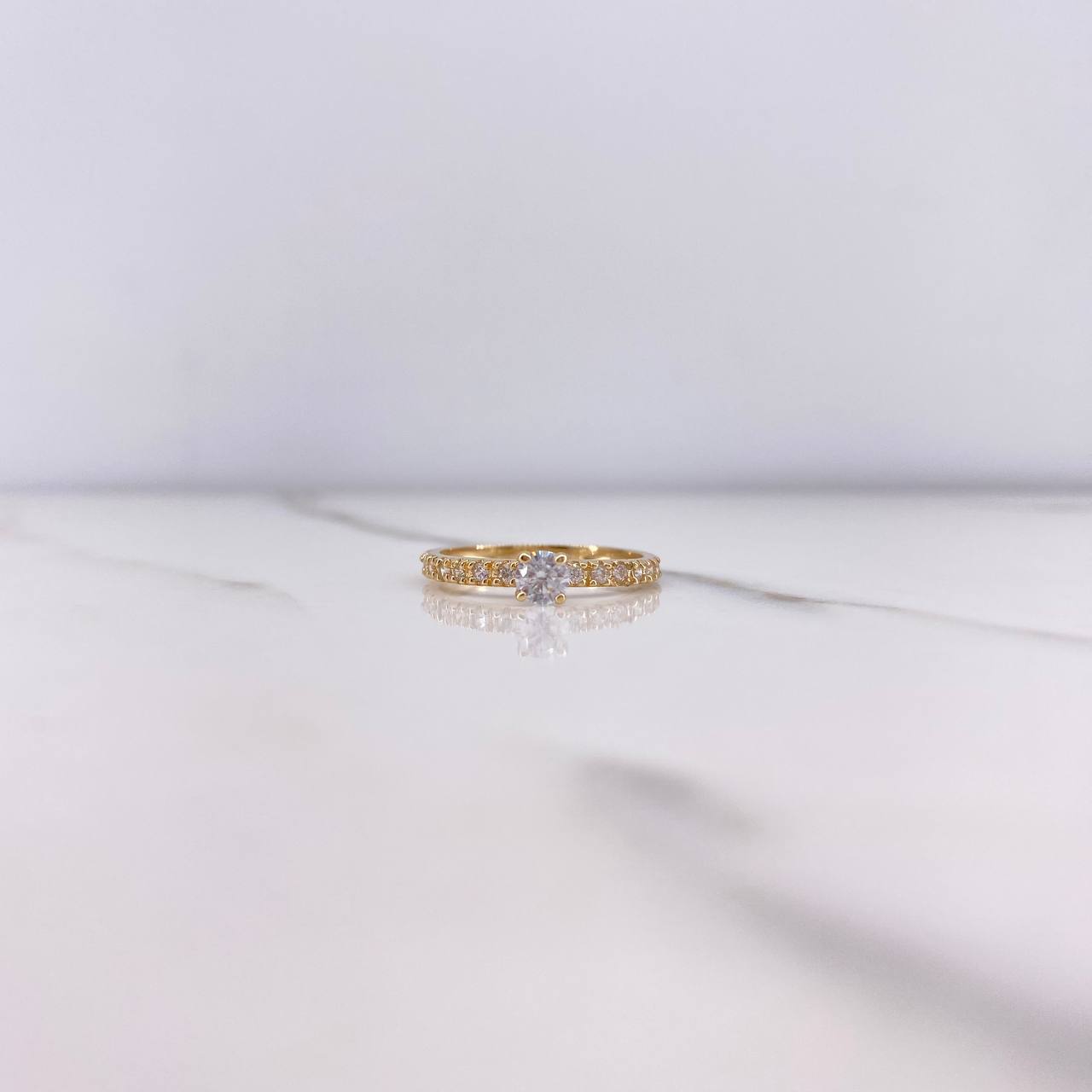Anillo Solitario Churumbela 1.9gr / T6 1/4 / Circones Blancos Oro Amarillo &