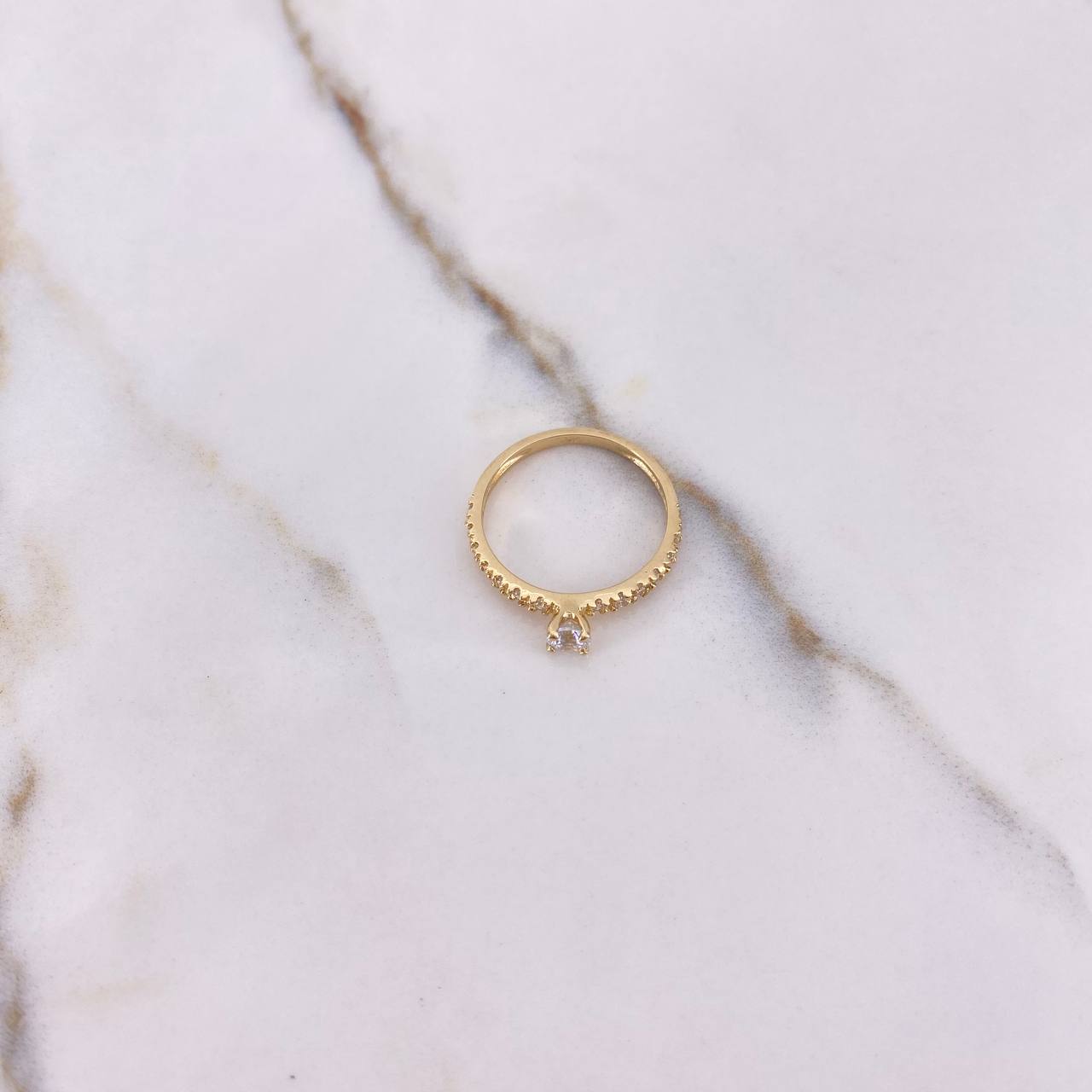 Anillo Solitario Churumbela 1.9gr / T6 1/4 / Circones Blancos Oro Amarillo &