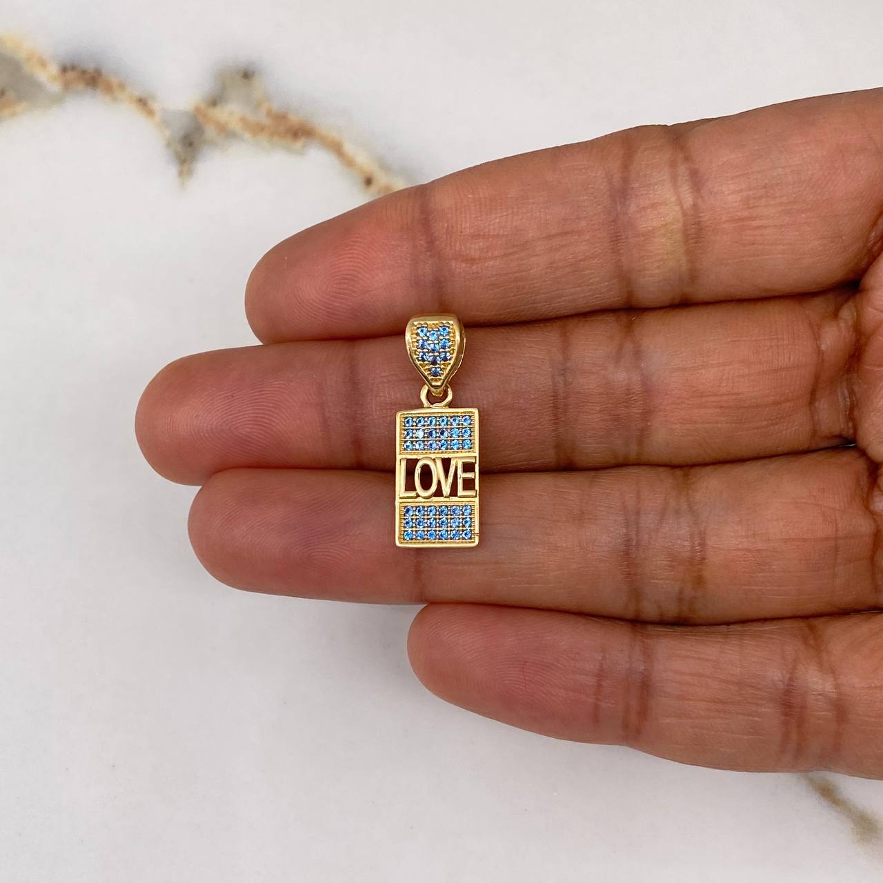 Dije Love Rectangular 1.95gr / 2.4cm / Circones Azules Oro Amarillo $