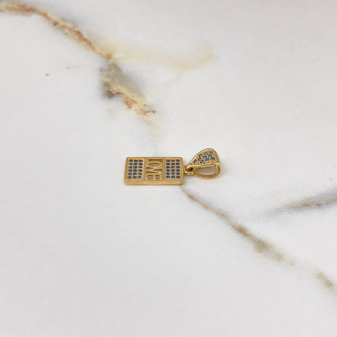 Dije Love Rectangular 1.95gr / 2.4cm / Circones Azules Oro Amarillo $