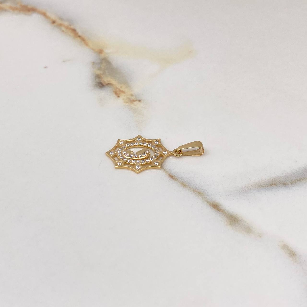 Dije Virgen María 1.5gr / 2.7cm / Circones Blancos Oro Amarillo $
