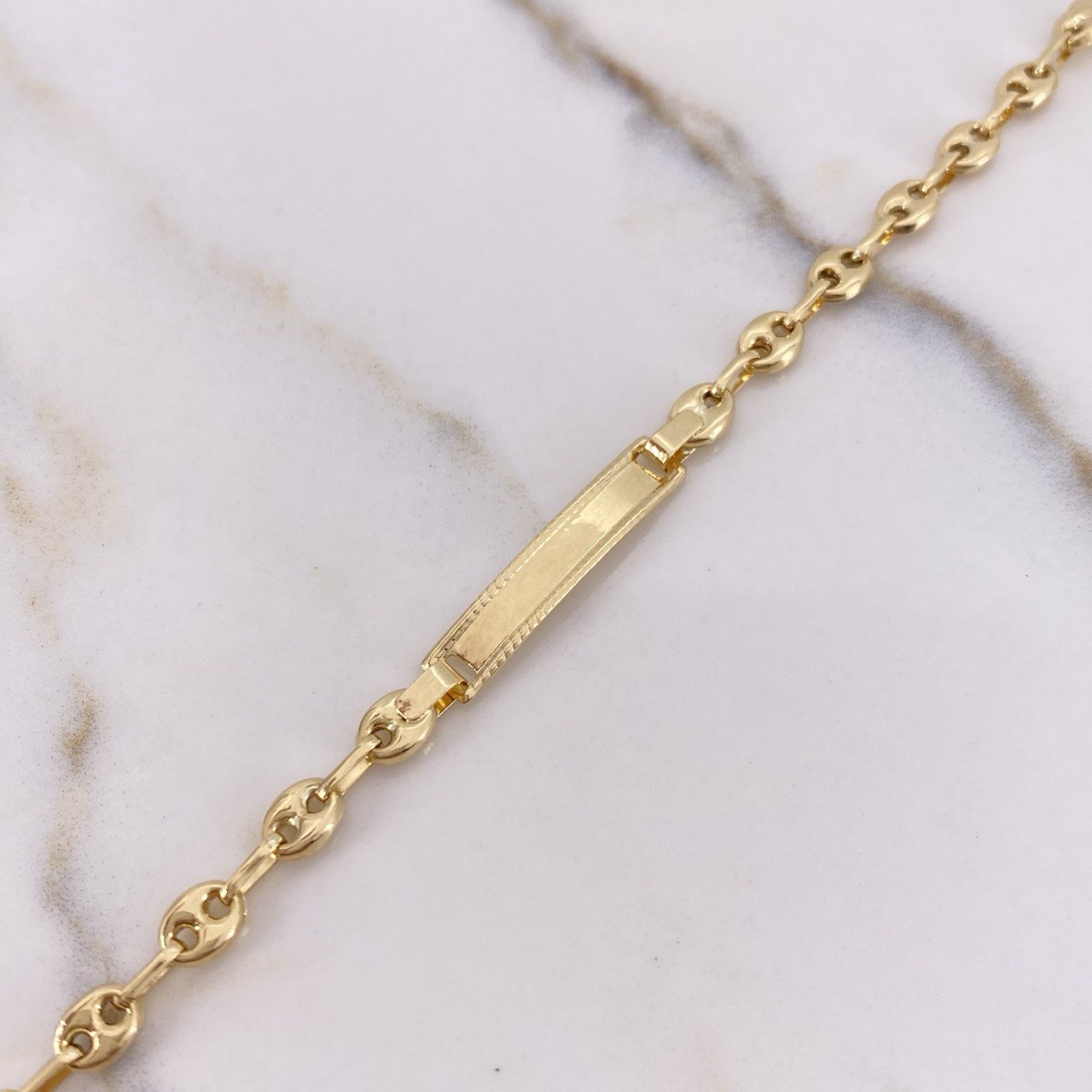 Pulso Bebé GC 2.6gr / 14cm / 4mm Placa Rectangular Bordeada Oro Amarillo $