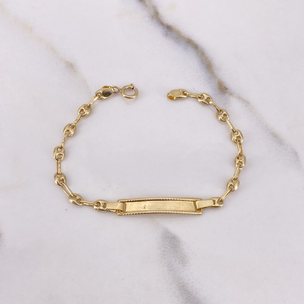 Pulso Bebé GC 1.7gr / 13cm / 3mm Placa Rectangular Bordeada Oro Amarillo $